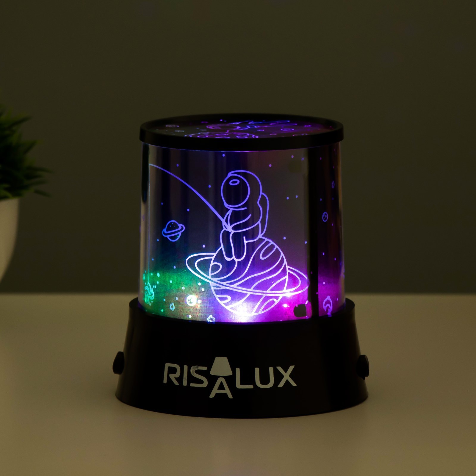 Ночник-проектор "Космонавт в космосе" черный LED USB/ от батареек/9129487